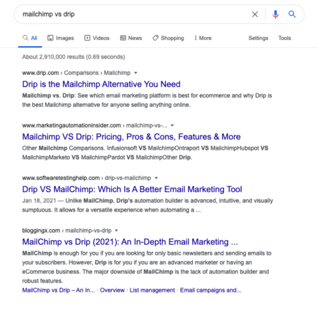Wyniki wyszukiwania Google dla frazy kluczowej "Mailchimp vs. Drip". Drip ma wynik numer 1.